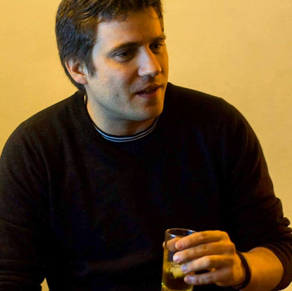 Foto de Álvaro Otero en reunión social en Montevideo, reflejando experiencia en eventos.