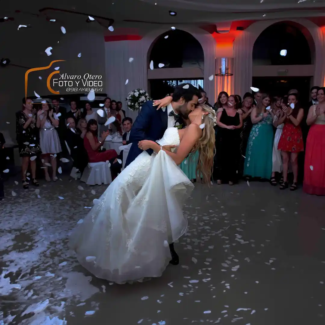 Álvaro Otero fotografiando una boda en Montevideo