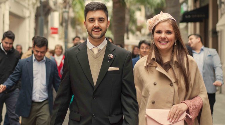 Foto de casamiento civil en Montevideo antes del brindis post civil con familiares