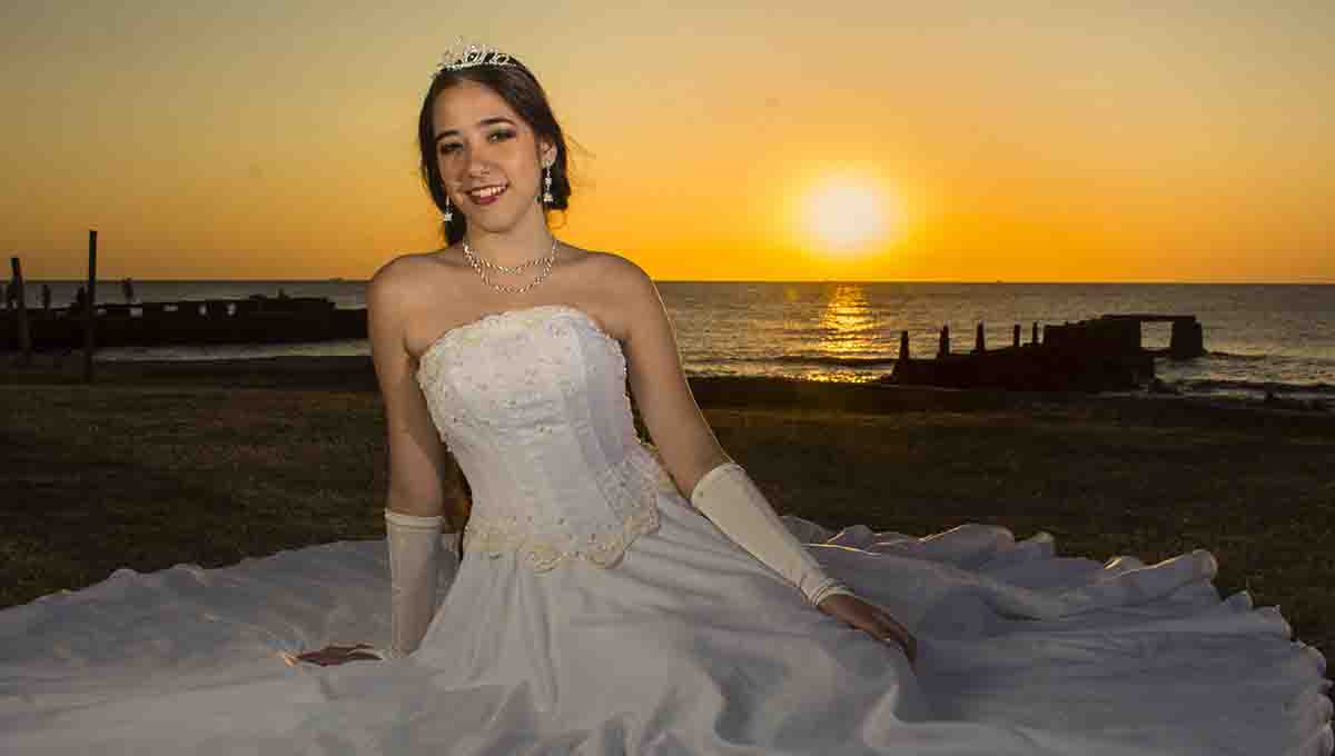 Sesión de fotos de 15 años con vestido en Montevideo con dirección natural y estética moderna.