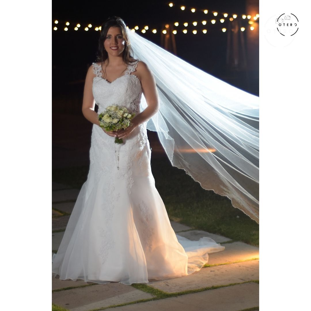 Fotógrafo de bodas en Montevideo capturando un momento de pareja con luz cuidada y estilo natural.