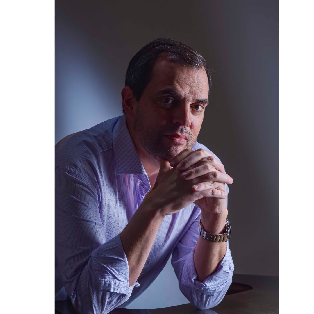 Fotos para perfil profesional en Montevideo con iluminación cuidada y edición natural para LinkedIn.