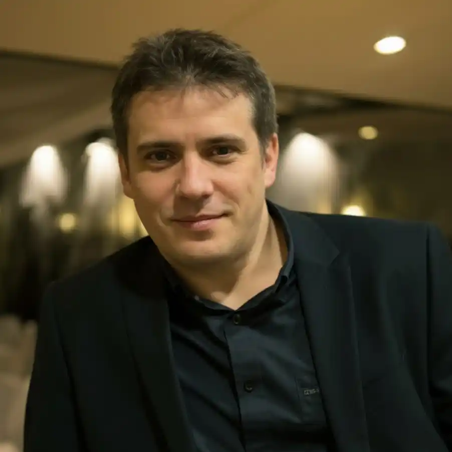 Retrato profesional de Álvaro Otero, fotógrafo en eventos y empresarial en Montevideo