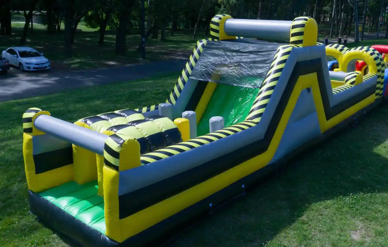 Inflables para cumpleaños: circuito inflable largo con obstáculos y tobogán, ideal para fiestas al aire libre