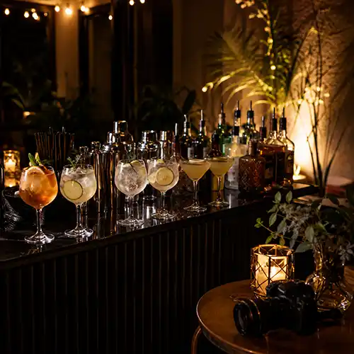 Barra de tragos, luces y fotos para cumpleaños adulto en casa
