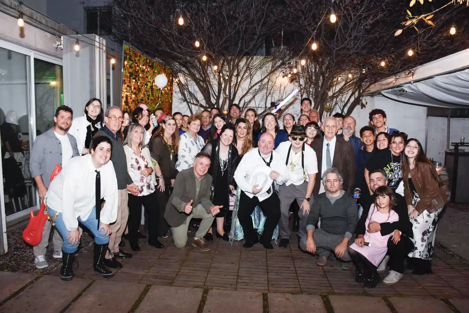 foto grupal final de cumpleaños de 50 años en Uruguay con invitados