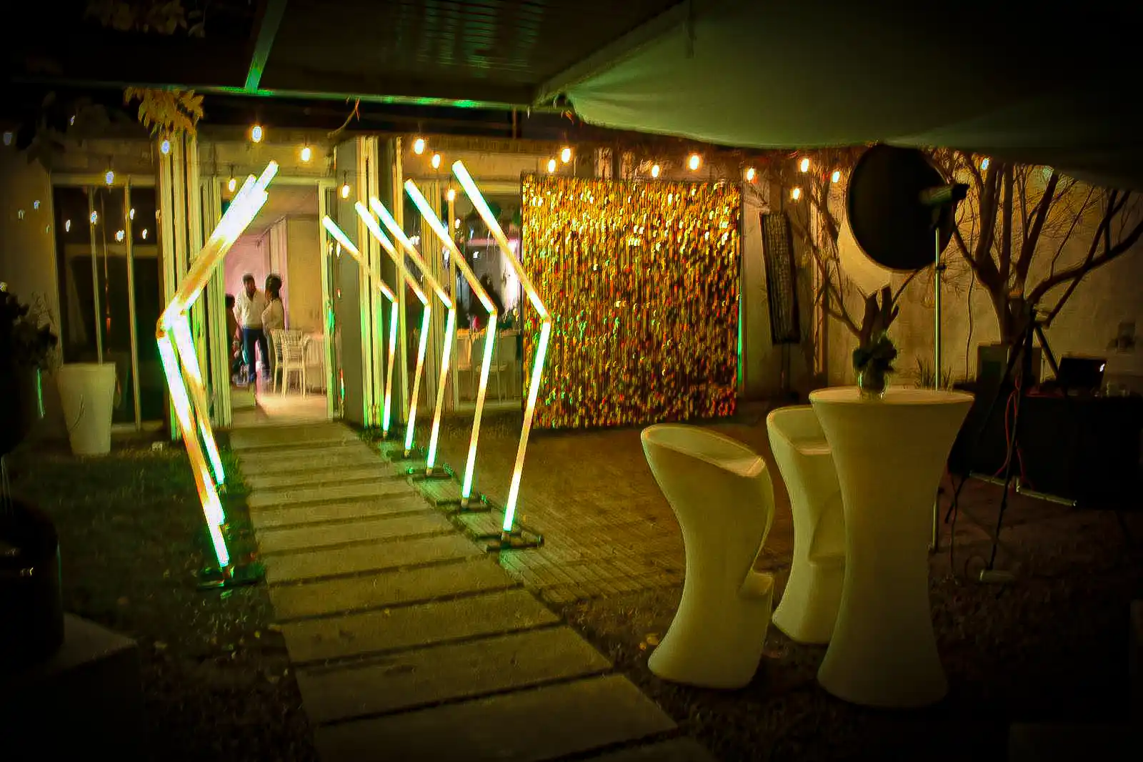 entrada de salón con túnel LED fondo shimmer barra de tragos e impresión de fotos en vivo en Montevideo