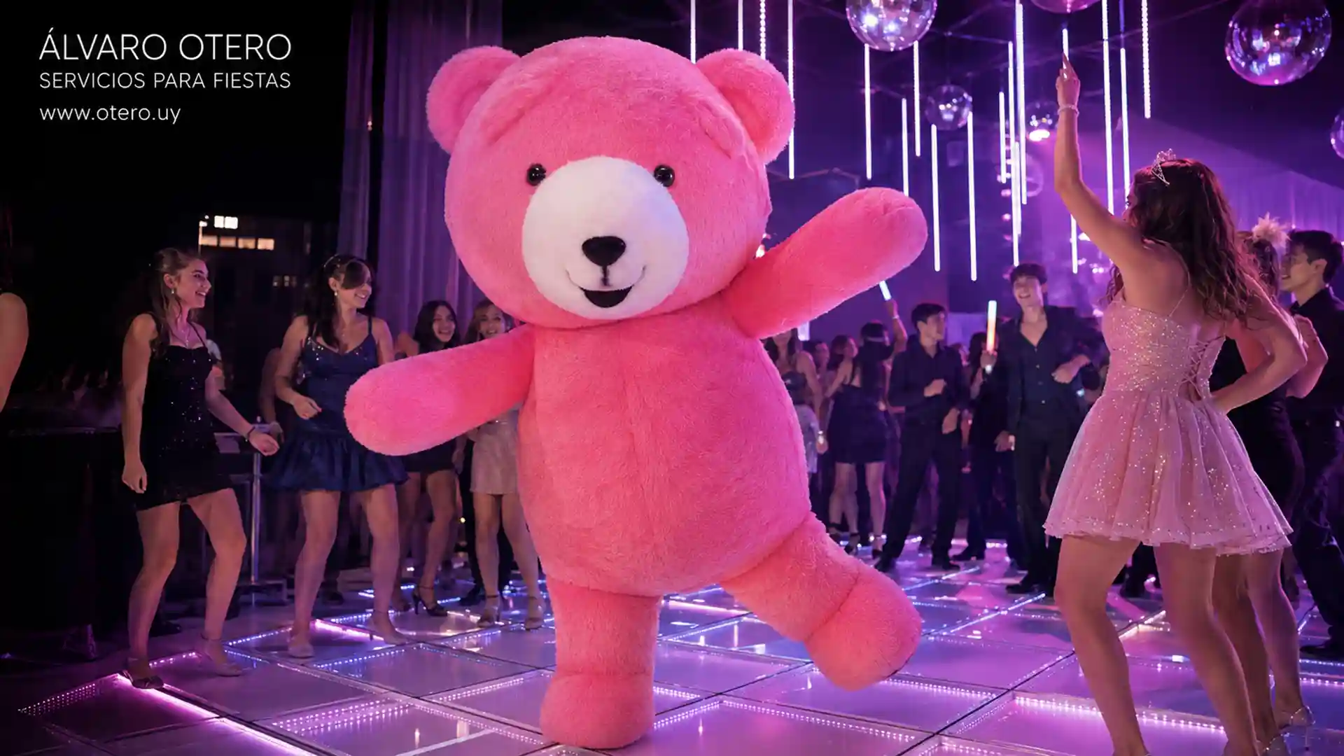 Oso gigante rosa bailando sobre una pista LED en una fiesta de 15 en Montevideo