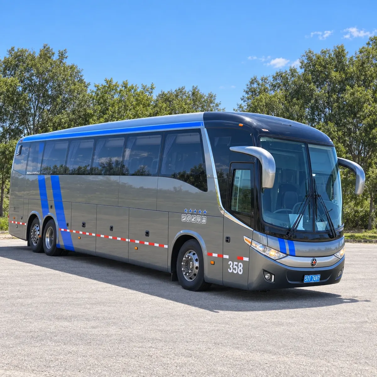 omnibus-01 Ómnibus de turismo gris con franjas azules, de 46 asientos, visto de frente y de costado